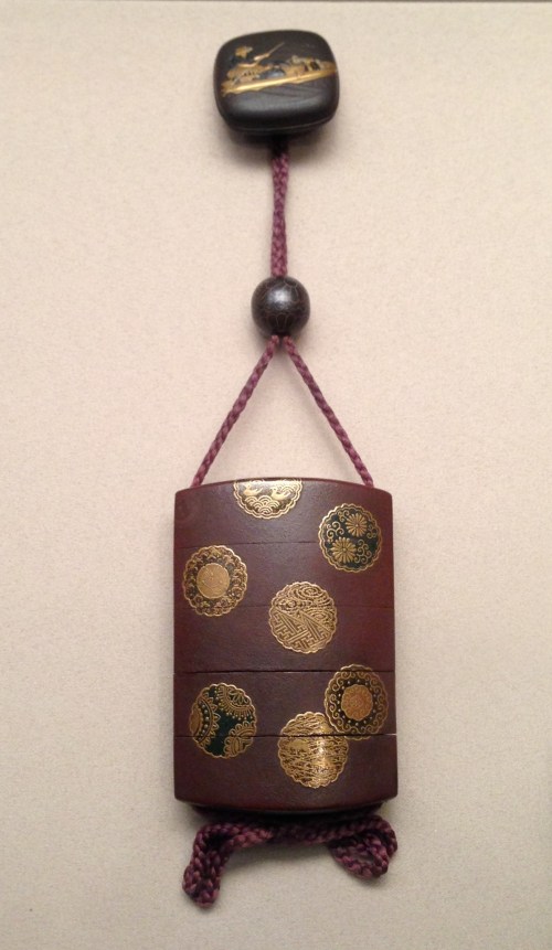 Inro con medallones dispersos, aprox. 1800-1900    foto: Virginia Blanco