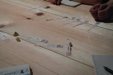 Blotters y pequeñas piezas de incienso sobre la mesa  foto: Virginia Blanco