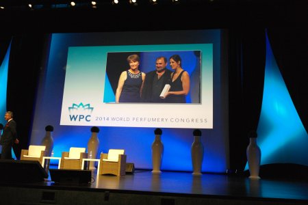Maurice Roucel entregando el Prix International du Parfumeur Créatur 2014 a Alice Lavenat como Mejor Perfumista Jr    foto: Virginia Blanco